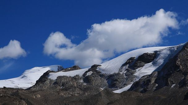 Nube sobre un glaciar en Zermatt
 - Foto, imagen