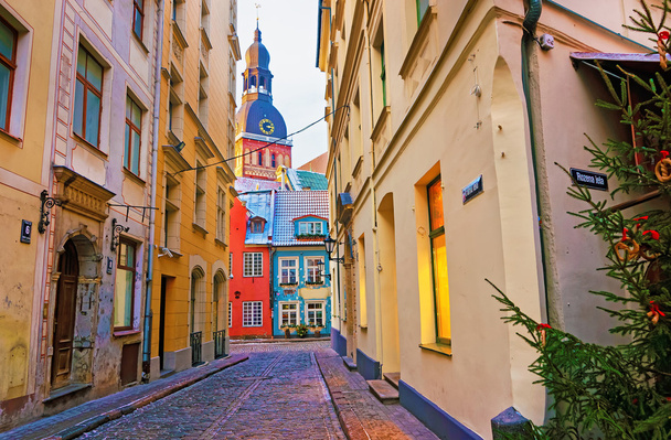 Вузька вулиця веде до Риги, Церква Святого Петра - Фото, зображення