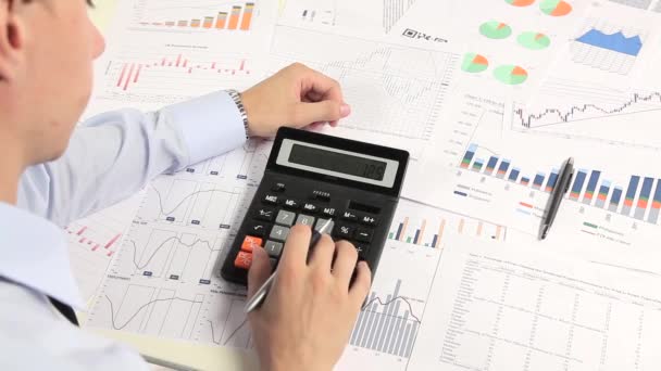 Hombre de negocios trabajando con calculadora en la oficina
 - Metraje, vídeo