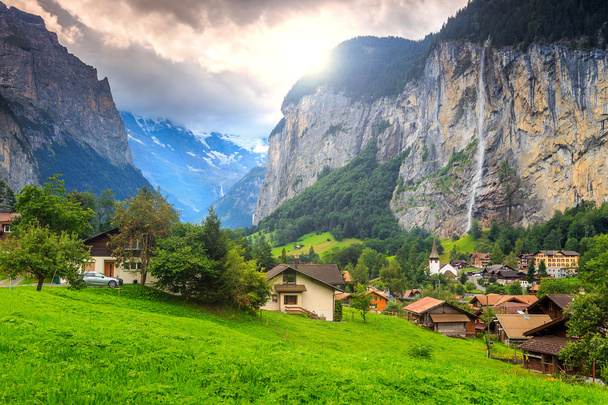 Famosa ciudad de Lauterbrunnen y cascada de Staubbach, Bernese Oberland, Suiza, Europa
 - Foto, Imagen
