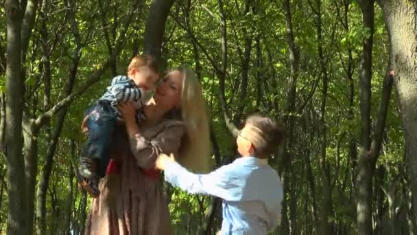 Matka i synowie grając w parku - Materiał filmowy, wideo