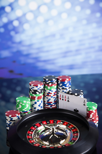 Pokerfiches met roulette - Foto, afbeelding