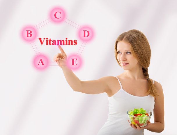 schöne Mädchen mit Salat wählen Lebensmittel reich an Vitaminen - Foto, Bild