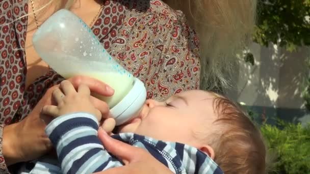 Criança come de uma garrafa
 - Filmagem, Vídeo