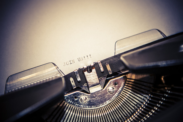 vieja máquina de escribir con texto únete a nosotros
 - Foto, imagen