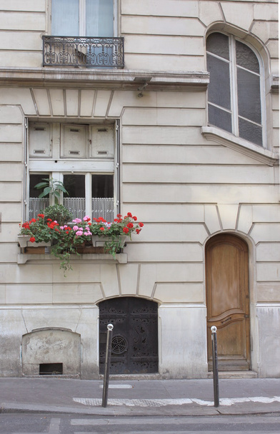 Pariser Straße im Sommer, Blumentopf, Tür und Fenster - Foto, Bild