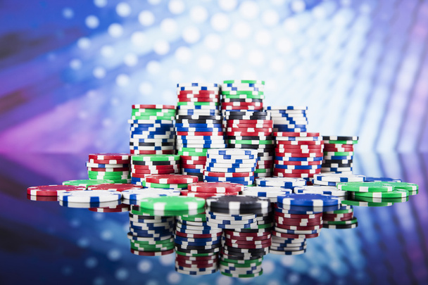Fichas de Poker en una mesa de juego - Foto, imagen