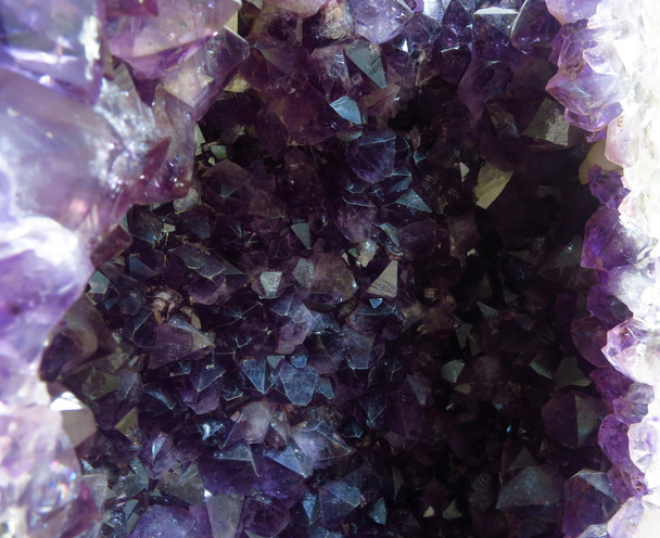 Amatista natural, piedra cristalina púrpura aislada, mineral
 - Foto, imagen