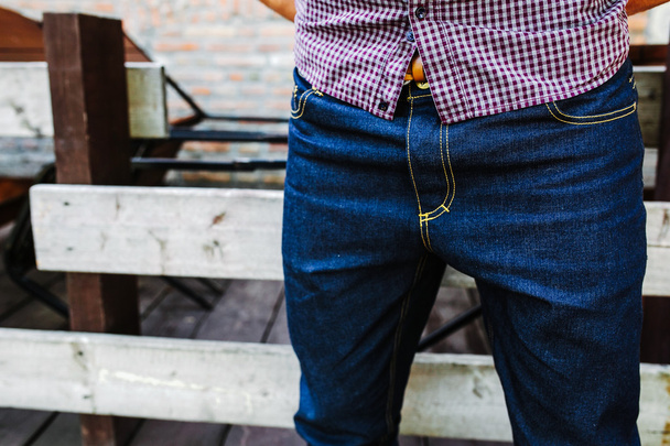 Bas du corps des hommes vêtus de jeans lisière
 - Photo, image