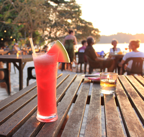 Свежий арбузный сок на пляже, кафе под открытым небом
 - Фото, изображение