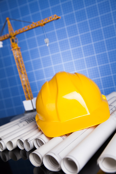 Stavební plán s jeřábem a žlutá helma - Fotografie, Obrázek