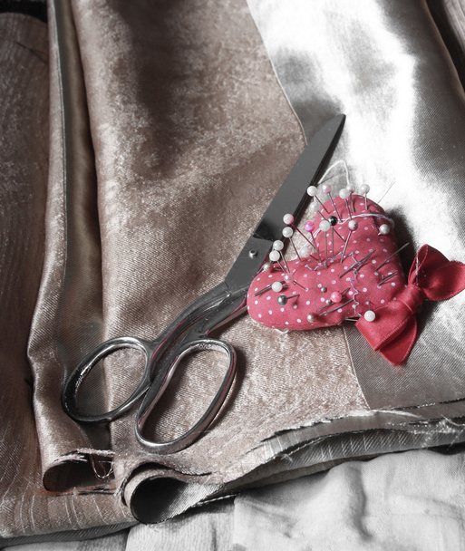metalowe nożyczki i pin na tkaniny brązowy - Zdjęcie, obraz