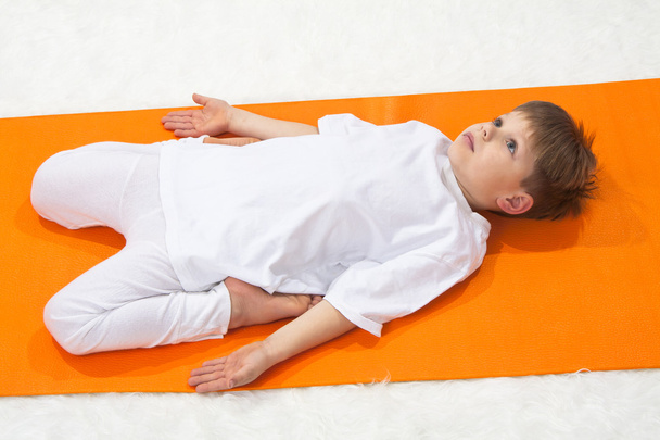 Yoga para bebés. El niño hace ejercicio.
. - Foto, Imagen