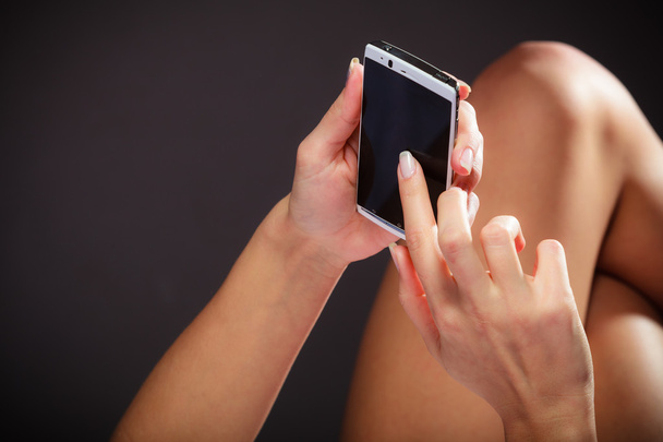 Girl holding smartphone. Part body. - Foto, afbeelding