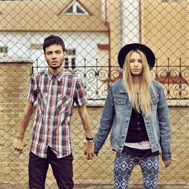 Joven moderno estilo hipsters pareja al aire libre
 - Foto, Imagen