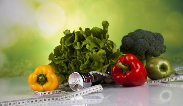 Alimentos frescos y cinta métrica, Dieta deportiva
 - Foto, Imagen