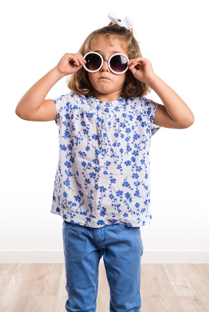 Kid met zonnebril - Foto, afbeelding