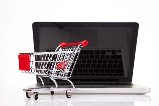 Bilgisayar, Online alışveriş kavramı beyaz arka planda - Fotoğraf, Görsel