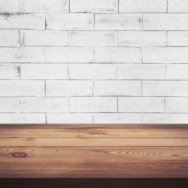 дерев'яний стіл і біла цегляна стіна фонова текстура з простором фо
 - Фото, зображення