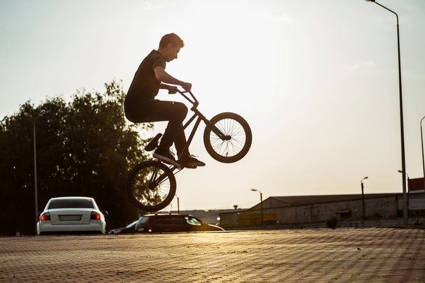 подросток на велосипеде
 - Фото, изображение