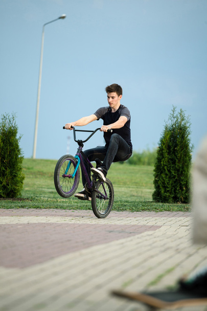 tinédzser a kerékpár - Fotó, kép