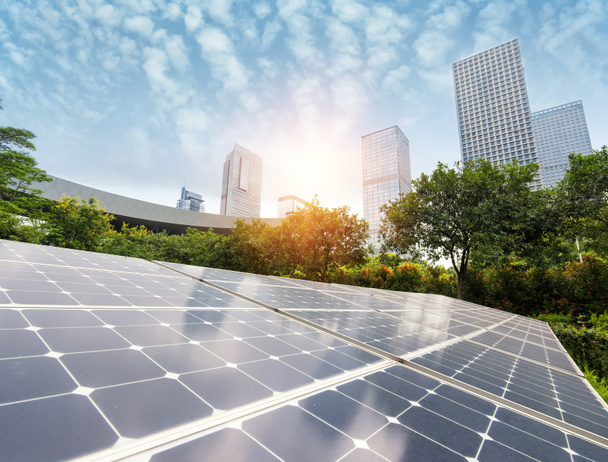 Solární panely v parku moderního města - Fotografie, Obrázek