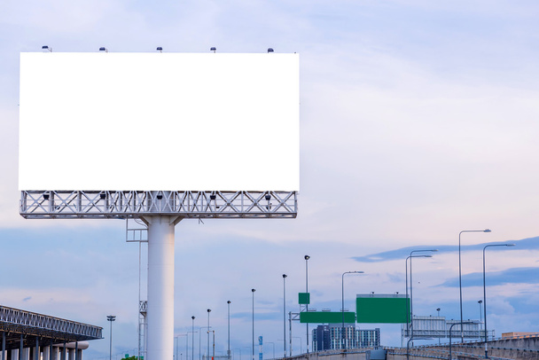 grand panneau d'affichage blanc sur la route avec vue sur la ville arrière-plan
 - Photo, image