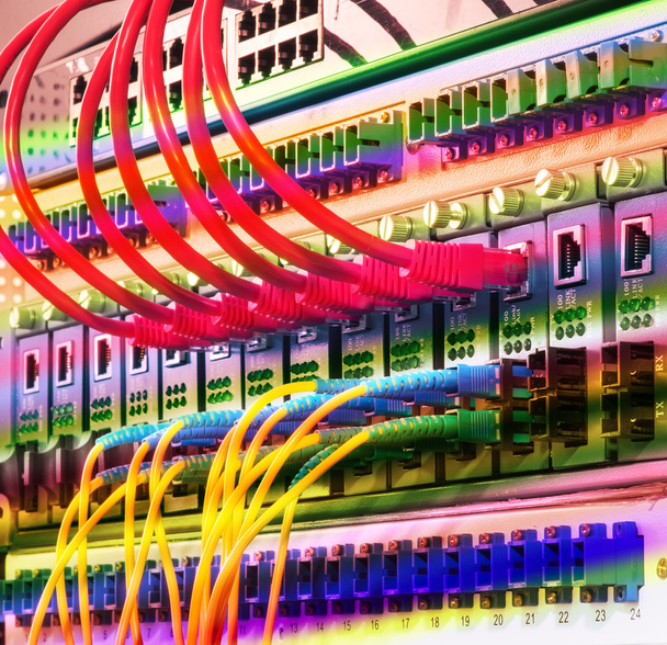 Włókna światłowodowe kable podłączone do optycznych portów i kabel sieciowy - Zdjęcie, obraz