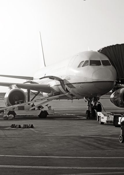 Havaalanında yolcu uçağı. Uçak bakım. Siyah ve beyaz fotoğraf. - Fotoğraf, Görsel