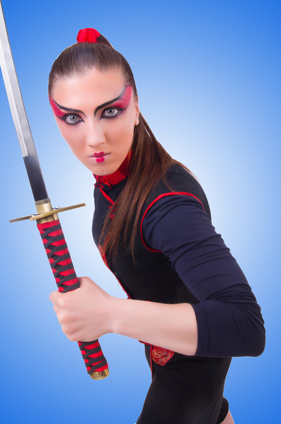Mujer en concepto de arte marcial japonés - Foto, imagen