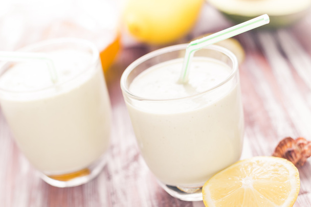 Yoghurt cocktail avocado lemon honey - Valokuva, kuva