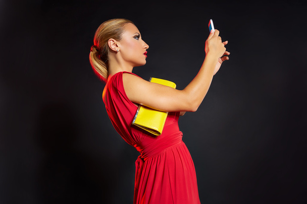 Blond fashion woman selfie photo in smartphone - Foto, Imagen