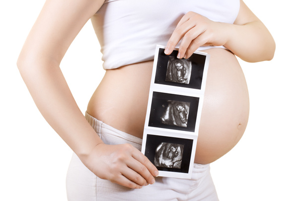 έγκυος γυναίκα που κρατά την υπερηχογραφική εικόνα - Φωτογραφία, εικόνα