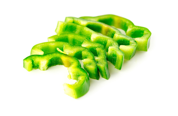 Macro gros plan de délicieux poivron vert bio tranché
 - Photo, image