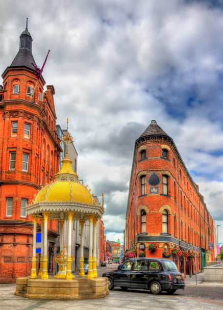 The Jaffe Memorial Fountain and Bittles Bar in Belfast - Norther - Photo, Image