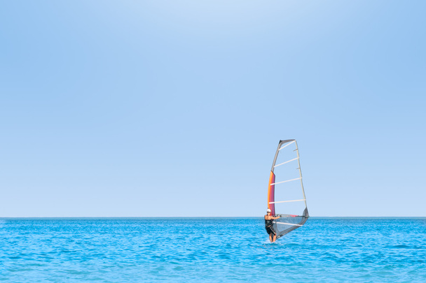 Віндсерфінг на прекрасному бірюзовому морі
 - Фото, зображення