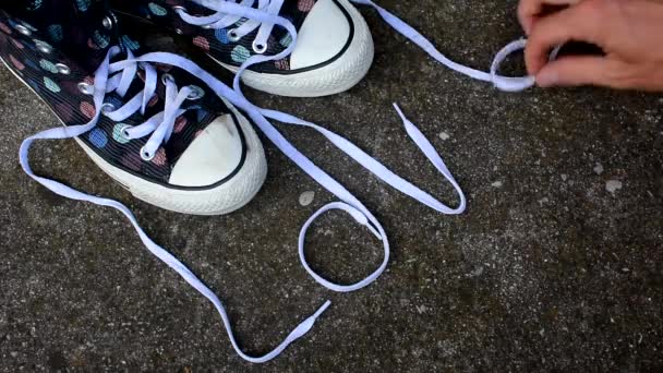 Beschriftung Liebe mit Schnürsenkeln an Schuhen - Filmmaterial, Video