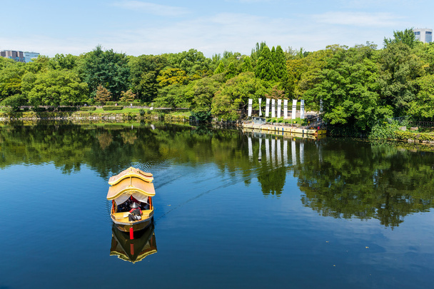 Turystyczne łodzią na rzece w parku - Zdjęcie, obraz