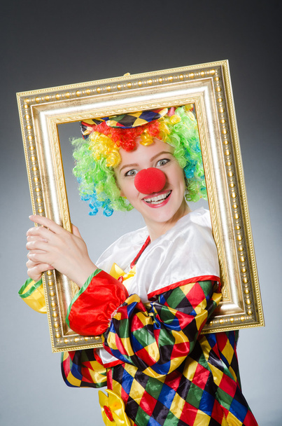 Clown mit Bilderrahmen in witzigem Konzept - Foto, Bild