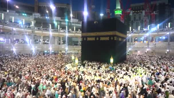Peregrinos frente a la puerta de Kaaba (Multazam
) - Imágenes, Vídeo