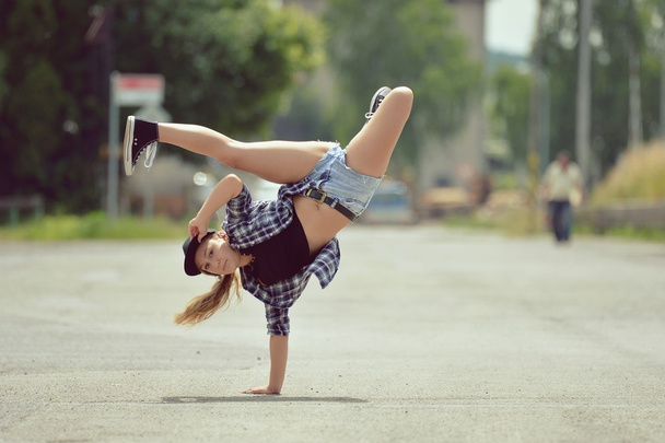 Giovane ragazza che balla breakdance per strada
 - Foto, immagini