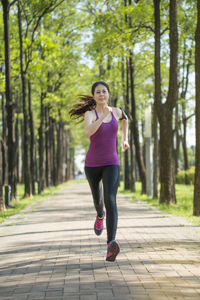 asiatische junge Frau joggt im Wald, im Freien - Foto, Bild