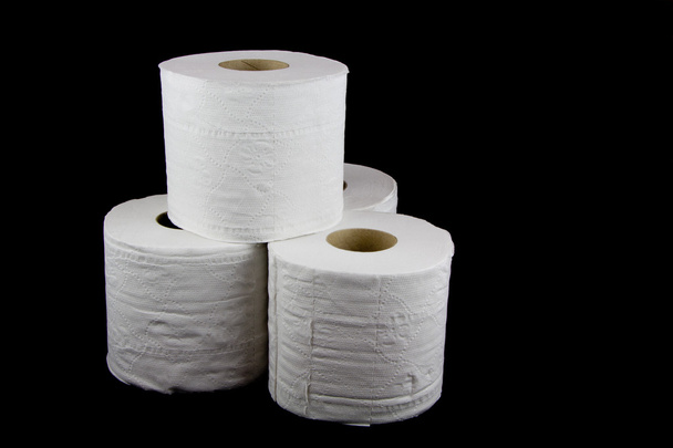 Toilettenpapierrollen auf schwarzem Hintergrund - Foto, Bild