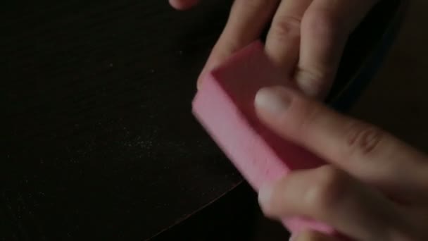 Nägel auf dem Tisch polieren - Filmmaterial, Video