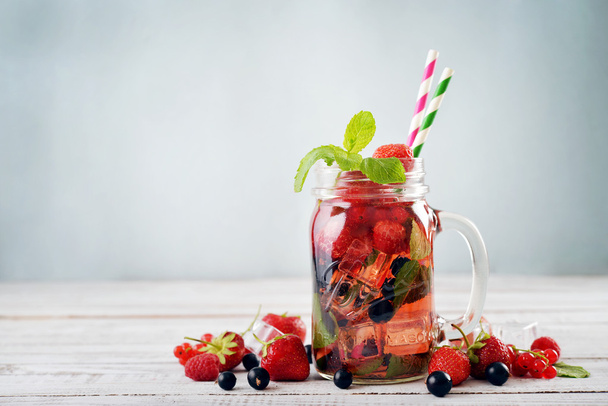Lemonade with summer berries - Φωτογραφία, εικόνα