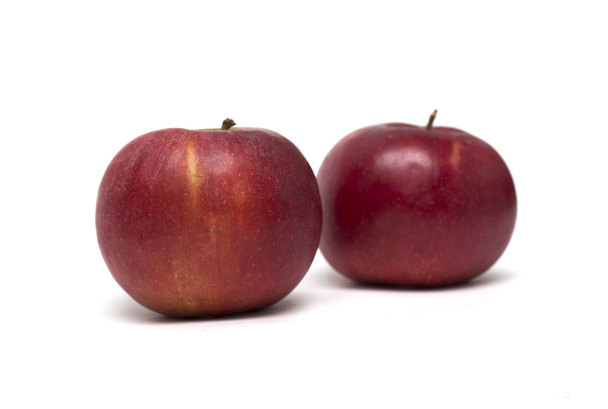 Manzana roja sobre fondo blanco. Foto:
. - Foto, imagen