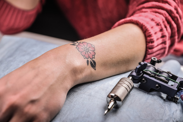 Tattoo Machine and Hand - Fotografie, Obrázek