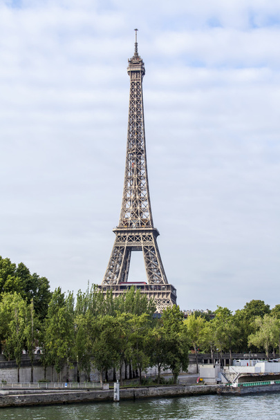 PARIS, FRANCE, on SEPTEMBER 29, 2015. A city landscape with the Eiffel Tower. - Фото, изображение