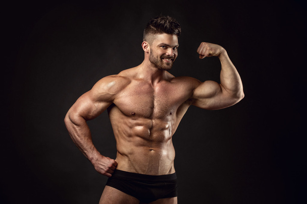 sterke atletische man fitness model romp weergegeven: grote spieren - Foto, afbeelding