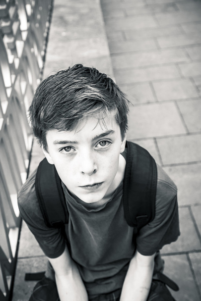 portrait noir et blanc d'un adolescent
 - Photo, image